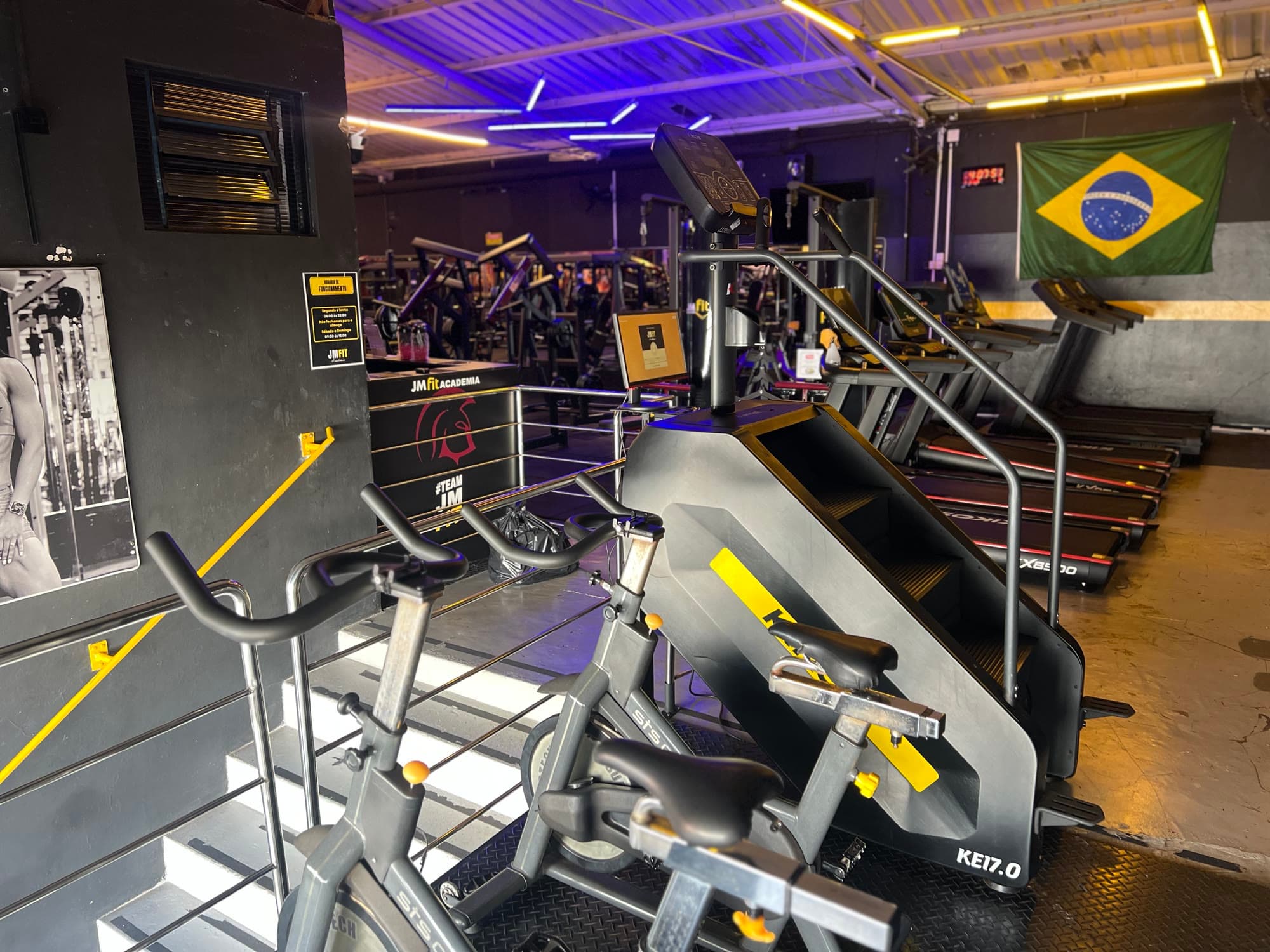Simulador de escada e bicicletas da JMfit