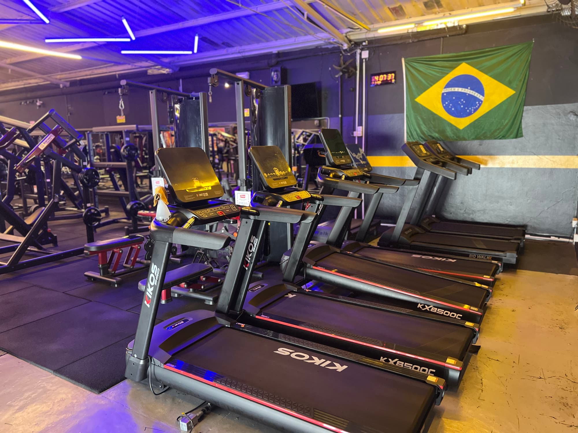 Esteiras da JMfit ao lado da área de musculação