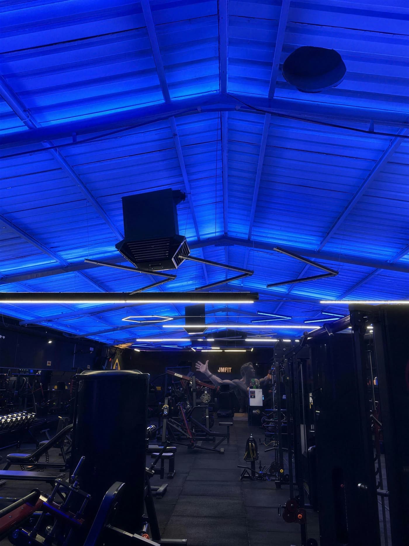 Salão principal climatizado da JM Fit